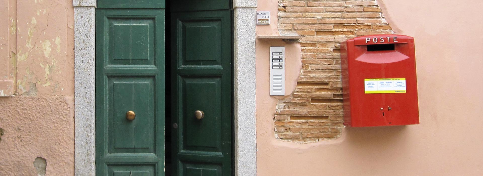 banner-kontakt Tür mit Briefkasten